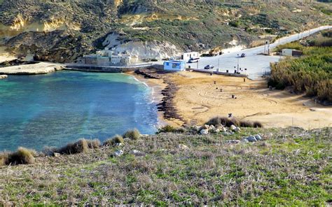 gnejna bay beach.